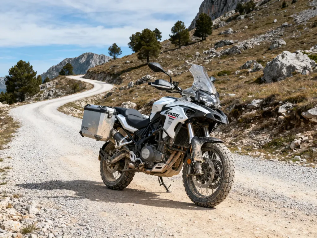 Benelli TRK 702X na górskiej szutrówce, podkreślone terenowe opony, zawieszenie i kufry, gotowa do dalszej wyprawy
