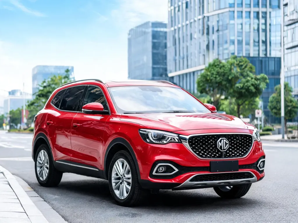 Czerwone MG HS II zaparkowane na miejskiej ulicy, podkreślające nowoczesny design SUV‑a i detale przedniego pasa.