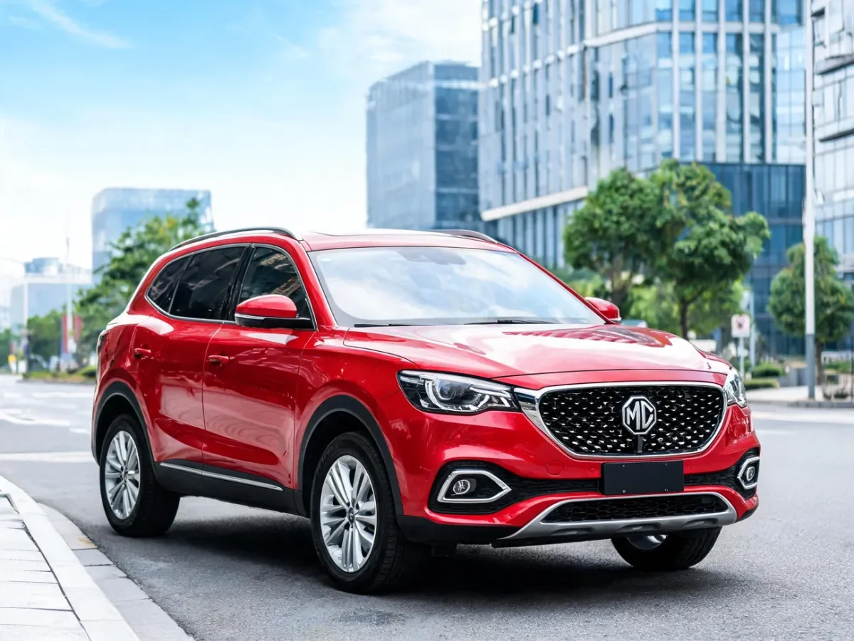Czerwone MG HS II zaparkowane na miejskiej ulicy, podkreślające nowoczesny design SUV‑a i detale przedniego pasa.