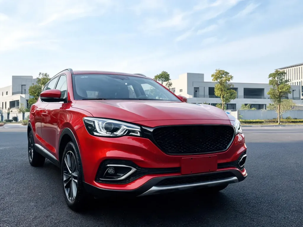 Czerwony SUV MG HS I z przodu na ulicy miejskiej, podkreślający nowoczesny design, wymiary i charakter auta.