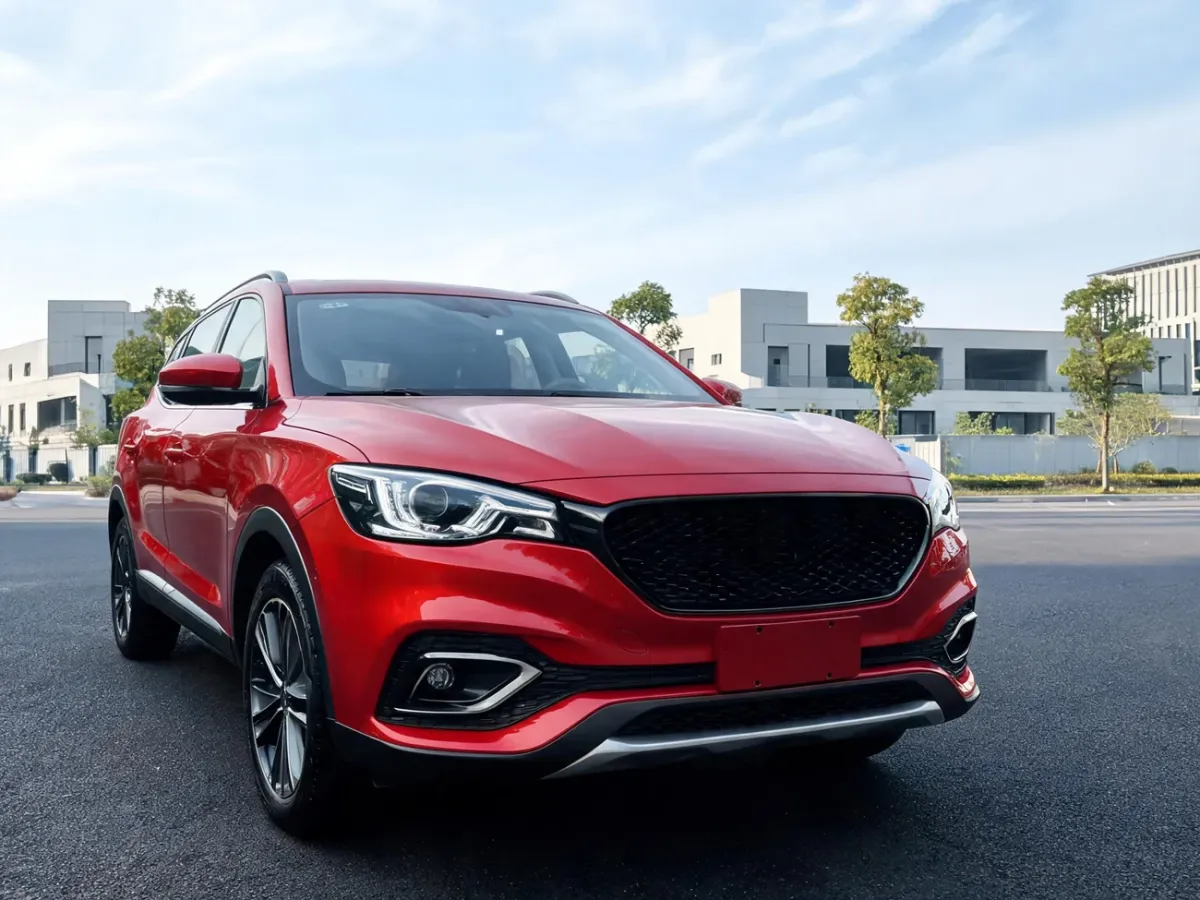 Czerwony SUV MG HS I z przodu na ulicy miejskiej, podkreślający nowoczesny design, wymiary i charakter auta.