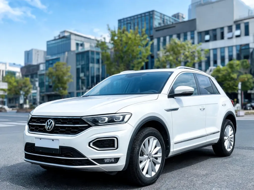 Biały Volkswagen T‑Roc z przodu na miejskiej ulicy, podkreślający nowoczesny design i detale nadwozia.
