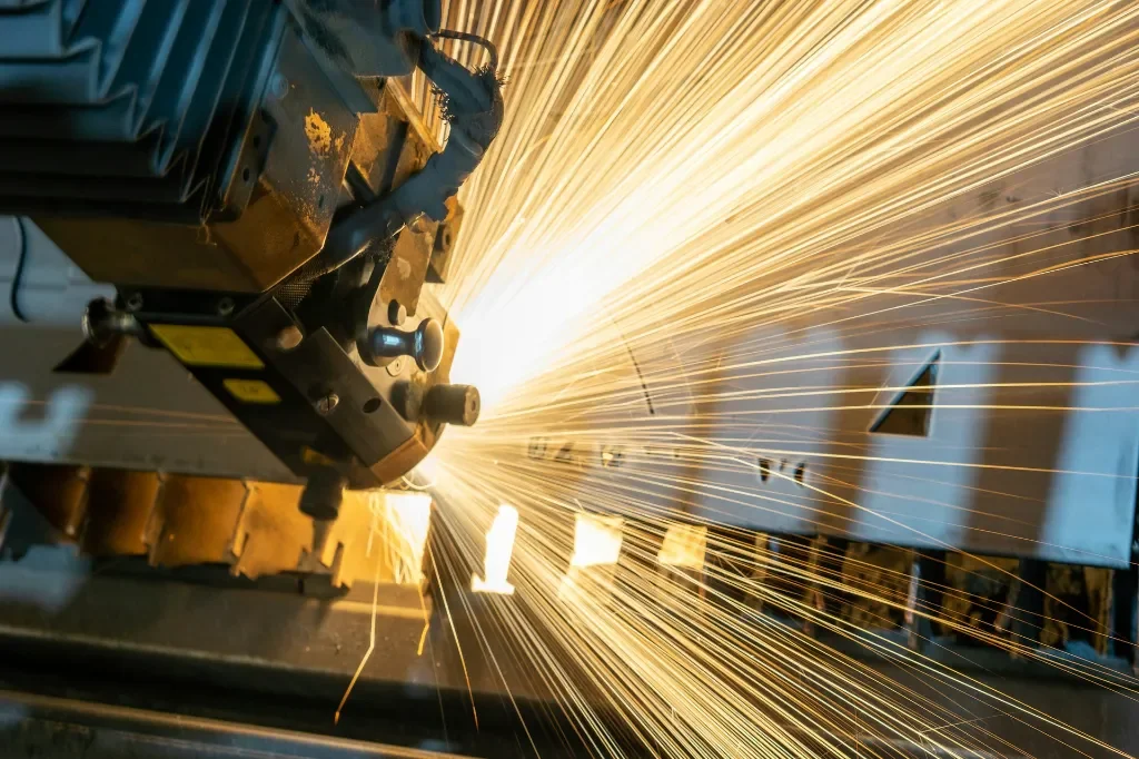 Precyzja i powtarzalność – jak robotyzacja obróbki laserowej wpływa na nowoczesny przemysł?