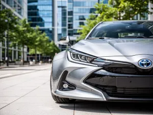 Nowoczesny elektryczny model MG 07 zaparkowany na tle miejskiej architektury w świetle zachodzącego słońca.