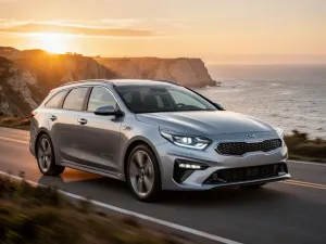 Biały Mini Countryman zaparkowany na malowniczej górskiej drodze podczas złotej godziny.