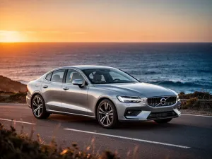 Srebrne BMW serii 1 zaparkowane na nowoczesnej ulicy w świetle zachodzącego słońca. Widok na przód samochodu.