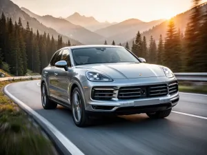 Nowoczesny Ford Explorer jadący nadmorską trasą podczas zachodu słońca. Profesjonalne ujęcie SUV-a w ruchu.