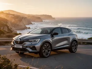 Srebrny Nissan Note zaparkowany na podmiejskiej ulicy w ciepłym świetle zachodzącego słońca.