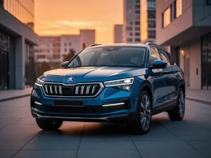 Srebrny Mercedes CLA zaparkowany na tle nowoczesnego budynku w świetle zachodzącego słońca.